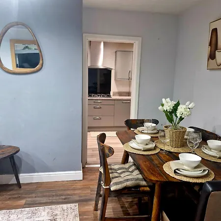 Sleeps 5 - Free Parking Wifi Near Airport & Feriehus Manchester