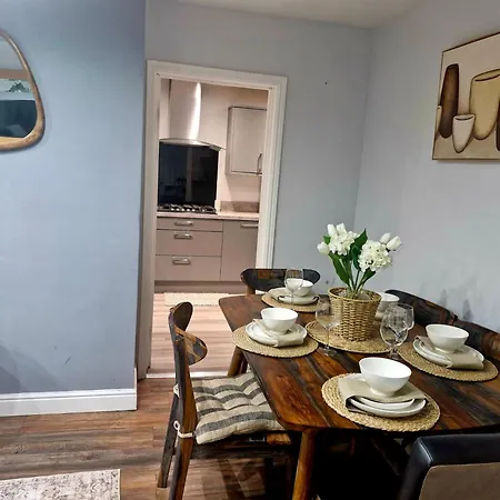 Sleeps 5 - Free Parking Wifi Near Airport & *