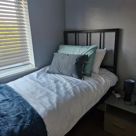Sleeps 5 - Free Parking Wifi Near Airport & 펜션 *