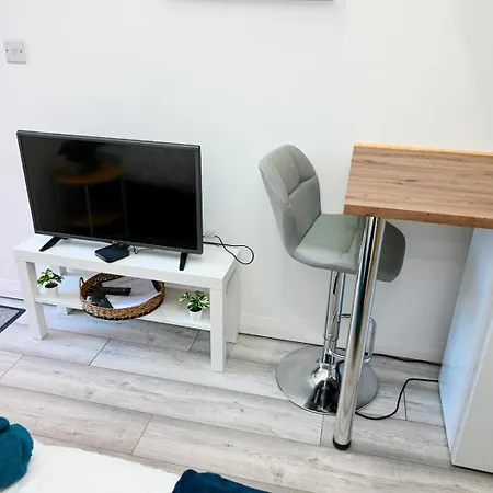 Cosy - 15 Mins Drive To