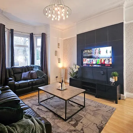 Massive And Stylish 5 Bed House - Sleeps 13 - Free Parking