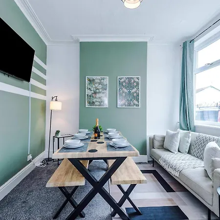 Casa vacanze Spacious 3 Bed In By 53 Degrees Property, Perfect For Group Stays, Sleeps 8 With Free Parking!