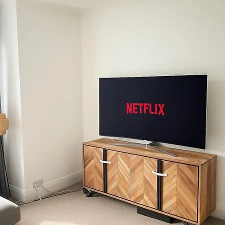 A Modern 3-bed In M25, *