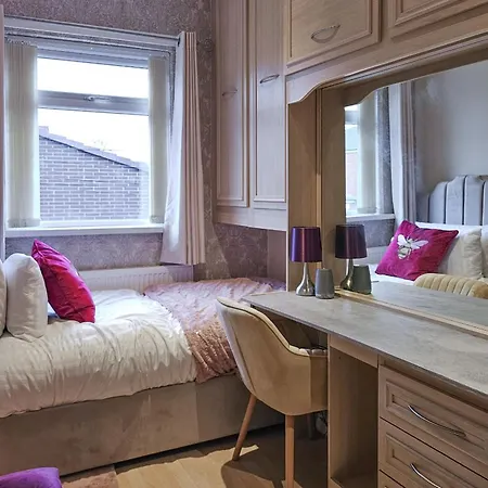 בית נופש Massive And Stylish 5 Bed House - Sleeps 13 - Free Parking