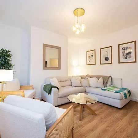 Goulder House- Close To Etihad & M60 *