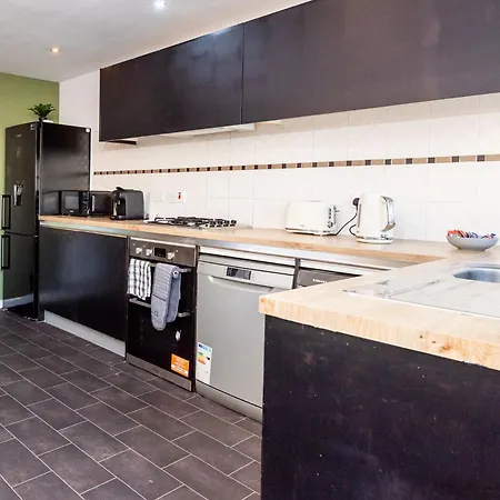 Family 3 Bedroom House By Guestz Feriehus Manchester