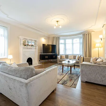 Ferienhaus Detached House In Prestwich Sleeps 10 With Parking *