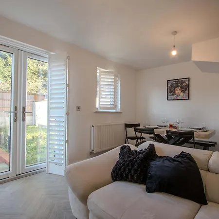 Modern 2-bed House In Swinton - Private Parking 別荘 *