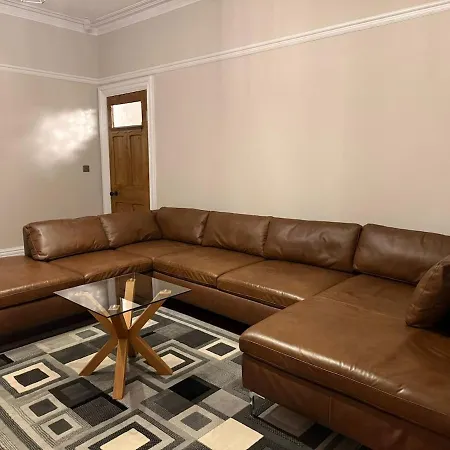 Large Luxury 4 Bedroom With Parking *