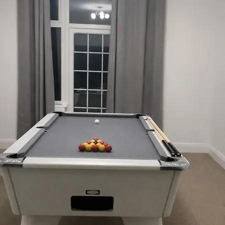 A Modern 3-bed In M25, Villa Manchester