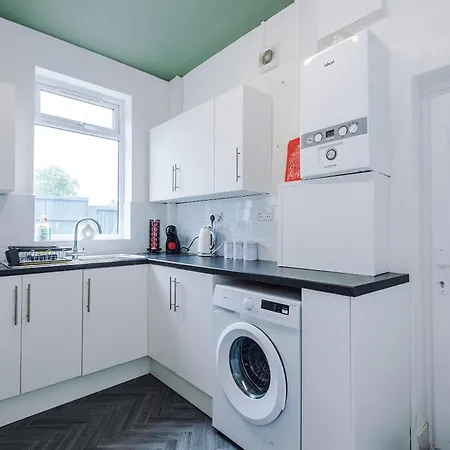 Spacious 3 Bed In By 53 Degrees Property, Perfect For Group Stays, Sleeps 8 With Free Parking! *