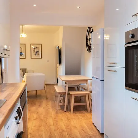 Goulder House- Close To Motorway & Co-op Live Manchester