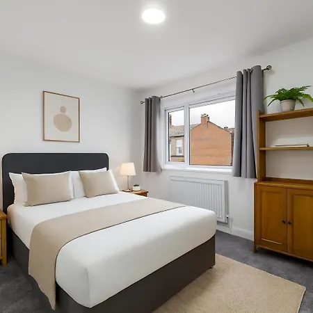 Tatil Evi Newly Built 4-bed Semi-detached 2 Baths, Near Manchester