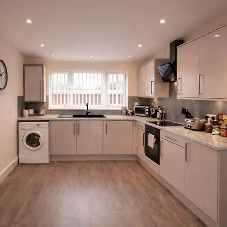 Semesterbostad Spacious 3-bed House With Private Yard *