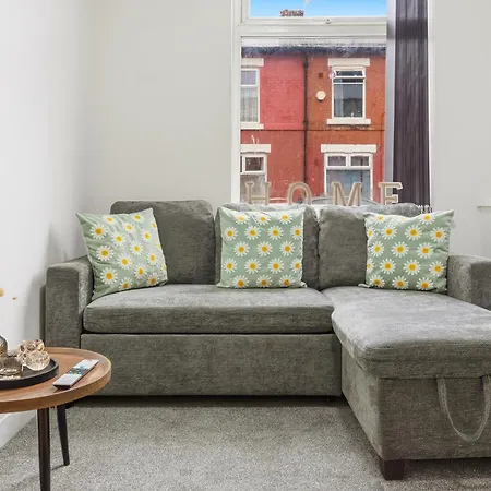 Ferienhaus 2 Bedroom 5 Beds House 10 Minutes Away From Centre And Hospitals On Street Parking ,great For Long Term Contractors And Hospital Workers *