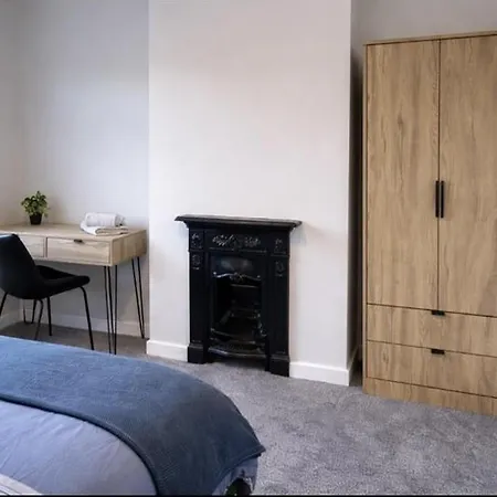 度假居 Home, Sleeps 6, Contractor Friendly, Free Parking *