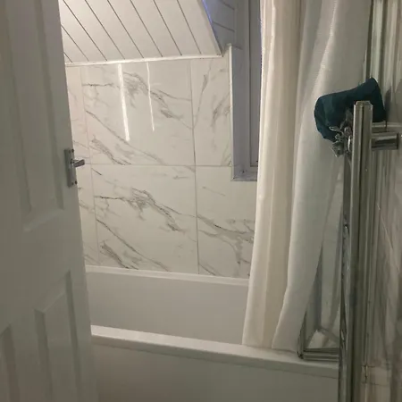 Spacious Double In Homestay Manchester