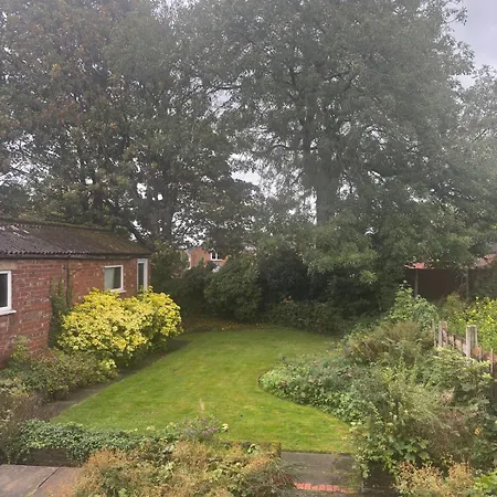 Villa A Modern 3-bed In M25, Manchester