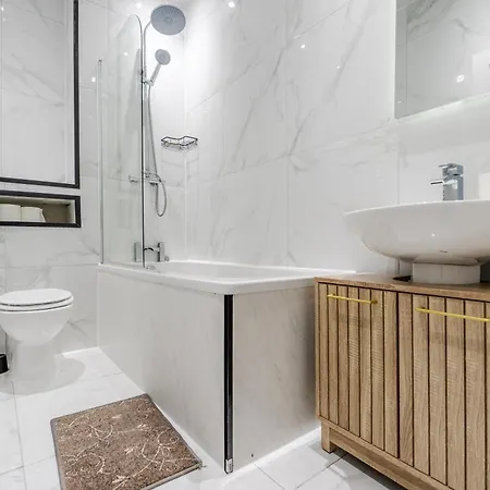 Exotic 4bd, Etihad, Coop Arena - Tv In And Outdoor Dining מנצ'סטר