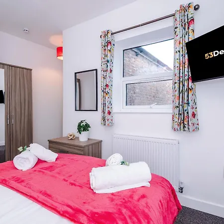 Modern 6 Bed House With Ensuites By 53 Degrees Property, Perfect For Business And Groups