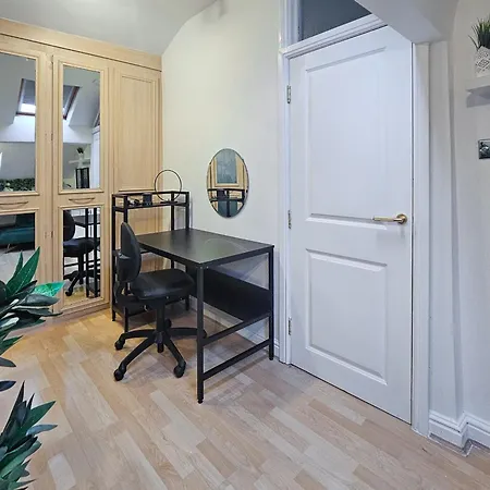 Massive And Stylish 5 Bed House - Sleeps 13 - Free Parking Manchester