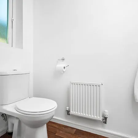 Stylish 4 Bed House With Garden - 4 Doubles Beds & 1 Single Bed - Sleeps 9 - Salford - Free Parking - Smart Tvs In Every Bedroom - Free Netflix - 6 Min To Centre, Close To Trafford Centre, Etihad Stadium, Arena, Clubs & Mor Nyaraló *