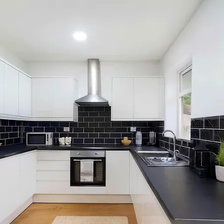Nyaraló Newly Built 4-bed Semi-detached 2 Baths, Near Manchester
