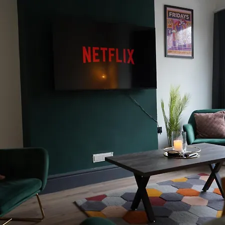 בית נופש Spacious 3-bedroom Near Centre With Parking