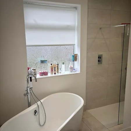 A Modern 3-bed In M25, *