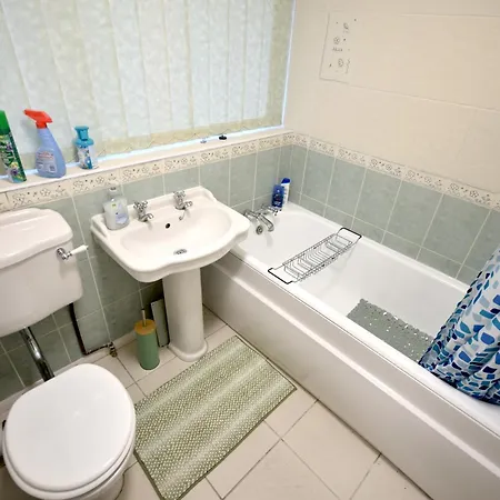 بيت للعطل Cosy 2bdr House With Driveway Near مانشستر