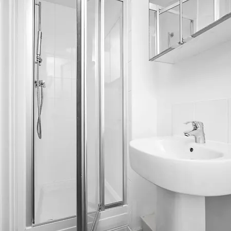 Nyaraló Stylish 4 Bed House With Garden - 4 Doubles Beds & 1 Single Bed - Sleeps 9 - Salford - Free Parking - Smart Tvs In Every Bedroom - Free Netflix - 6 Min To Centre, Close To Trafford Centre, Etihad Stadium, Arena, Clubs & Mor Manchester