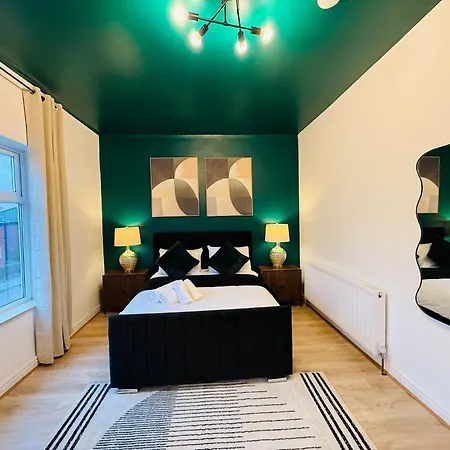 3br House Near Old Trafford With Games Sleeps 8 Nyaraló