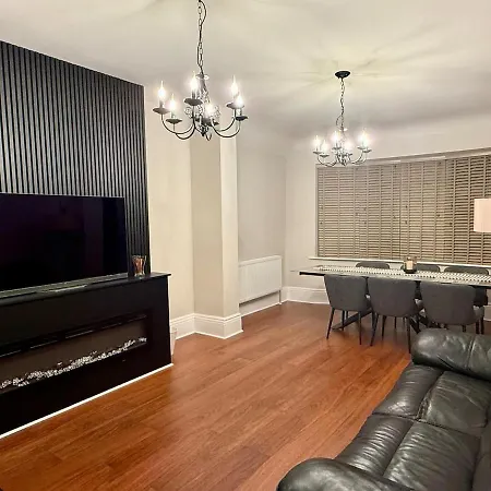 Large Luxury 4 Bedroom With Parking Ferienhaus *