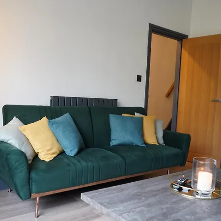 Spacious 3-bedroom Near Centre With Parking בית נופש