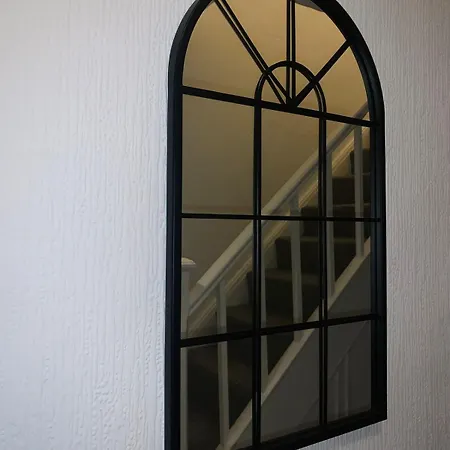 Vakantiehuis Modern 3-br On Edge Of Center With Free Parking