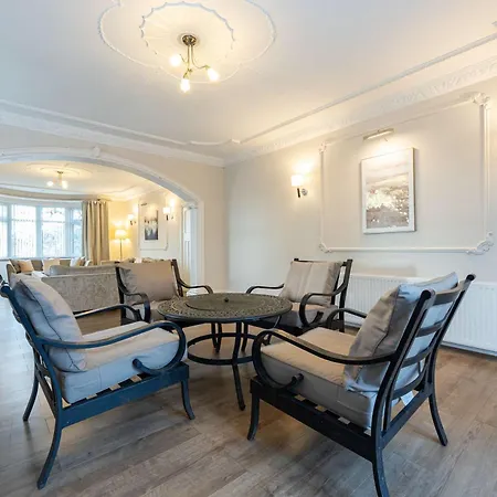 Ferienhaus Detached House In Prestwich Sleeps 10 With Parking Manchester