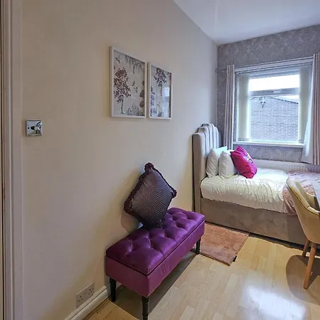 Massive And Stylish 5 Bed House - Sleeps 13 - Free Parking Сasa de vacaciones