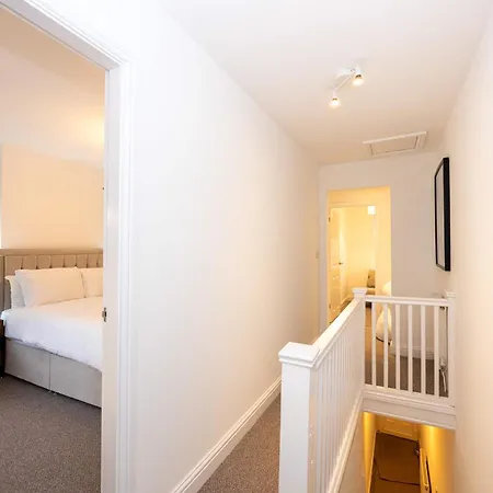 Goulder House- Close To Motorway & Co-op Live Манчестер