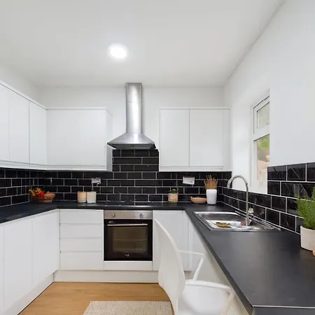 Newly Built 4-bed Semi-detached 2 Baths, Near Manchester