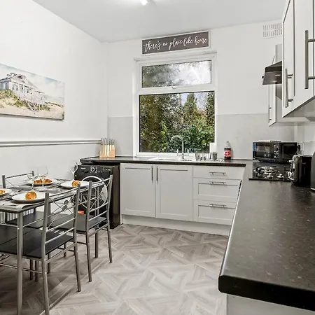 Contractor House - Fast Wifi - Sleeps 7! Manchester