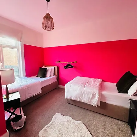 Prázdninový dům Getaway Bright & Spacious With Parking Manchester