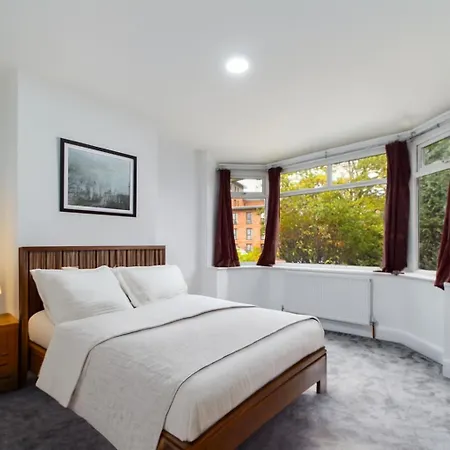 Newly Built 4-bed Semi-detached 2 Baths, Near 펜션 맨체스터