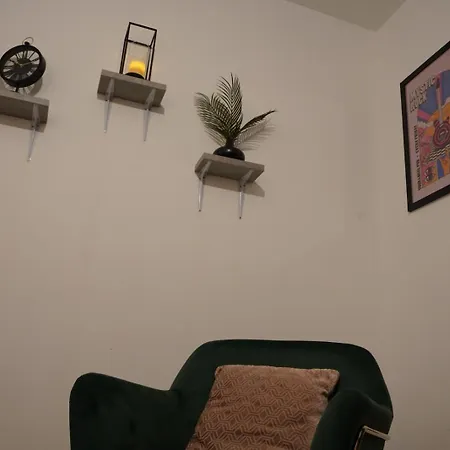 Spacious 3-bedroom Near Centre With Parking * מנצ'סטר