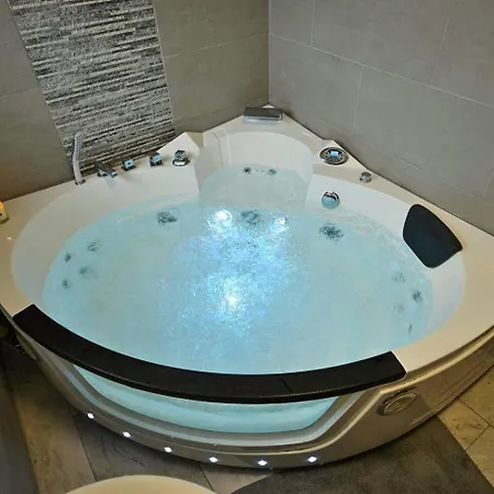 Дом отдыха Elegant With Hot Tub Манчестер
