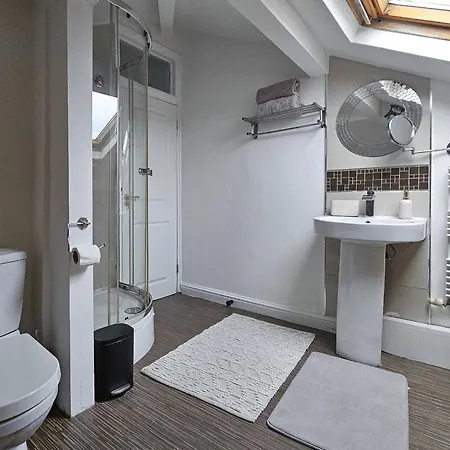 בית נופש Massive And Stylish 5 Bed House - Sleeps 13 - Free Parking *