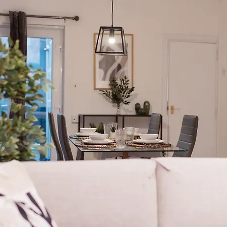 Prázdninový dům 3 Bedroom House In Salford - Sleeps 6 Guests, Contractors, Groups, Families, Business, Leisute & Relocation Welcome, 15 Minutes From Centre, Fast Wi-fi, Smart Tv In Each Bedroom And Free Parking, Long & Short Welcome *