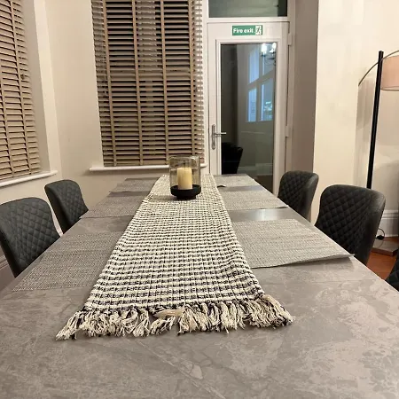 Large Luxury 4 Bedroom With Parking
