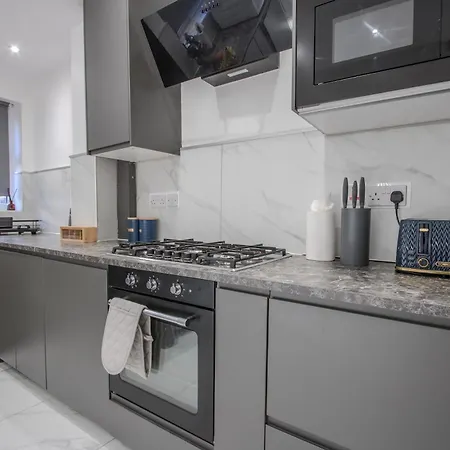 Modern&spacious 4-bedroom Home, Family&contractor Friendly, * Mánchester