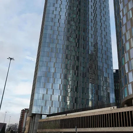 Spacious 3-bedroom Near Centre With Parking * מנצ'סטר