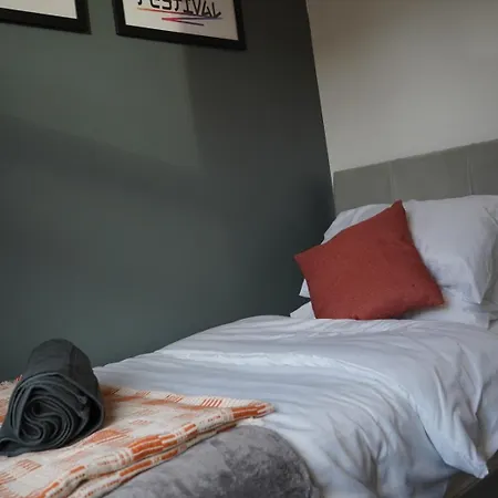 בית נופש Spacious 3-bedroom Near Centre With Parking